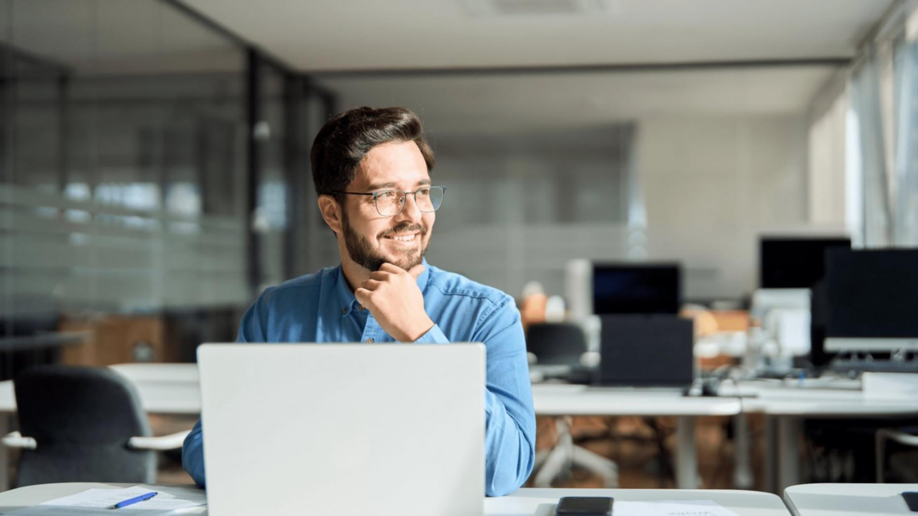 Especialista en redacción SEO trabajando en estrategia de contenido optimizado